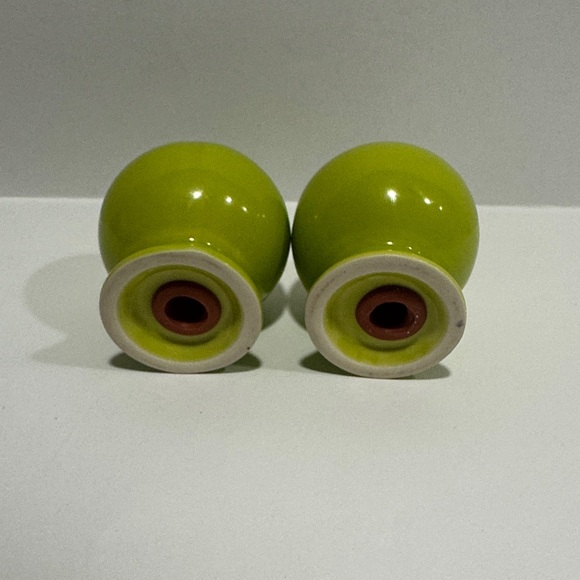 Vintage 90s Fiestaware Lime Green / Chartreuse  Round Salt and Pepper Shakers - Picture 5 of 5